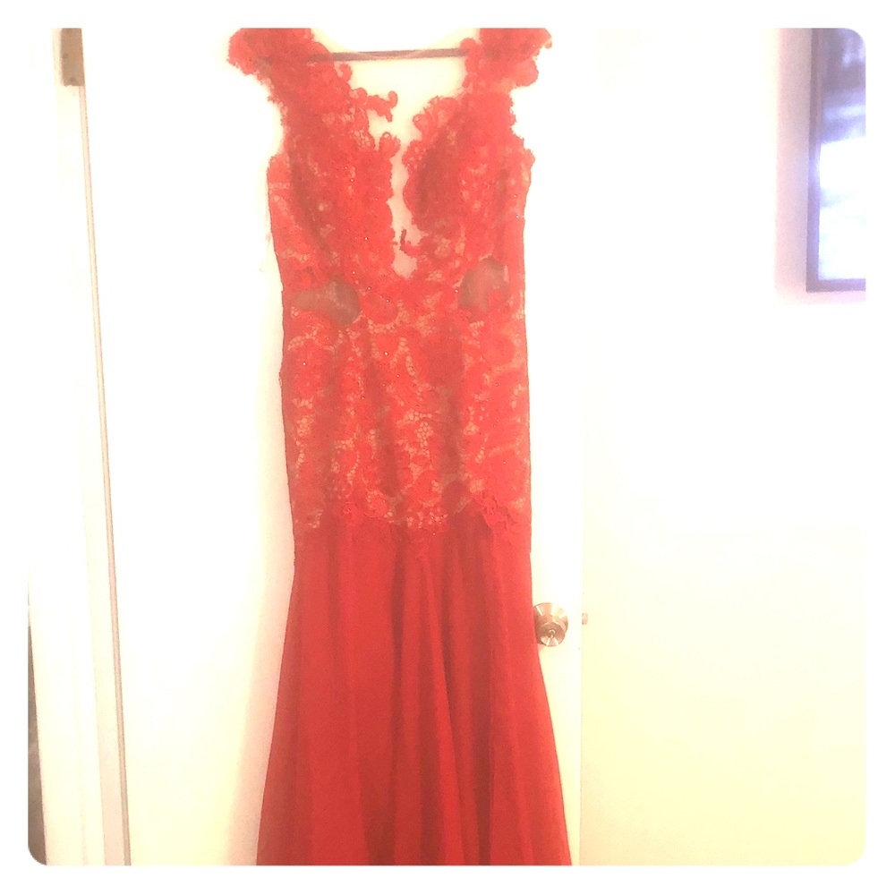 Mac Dugal gorgeous floor length formal dress